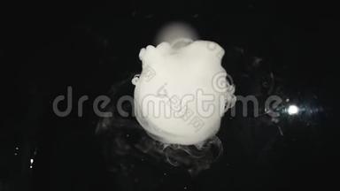 用干冰制成的蒸汽泡沫。 顶部视图
